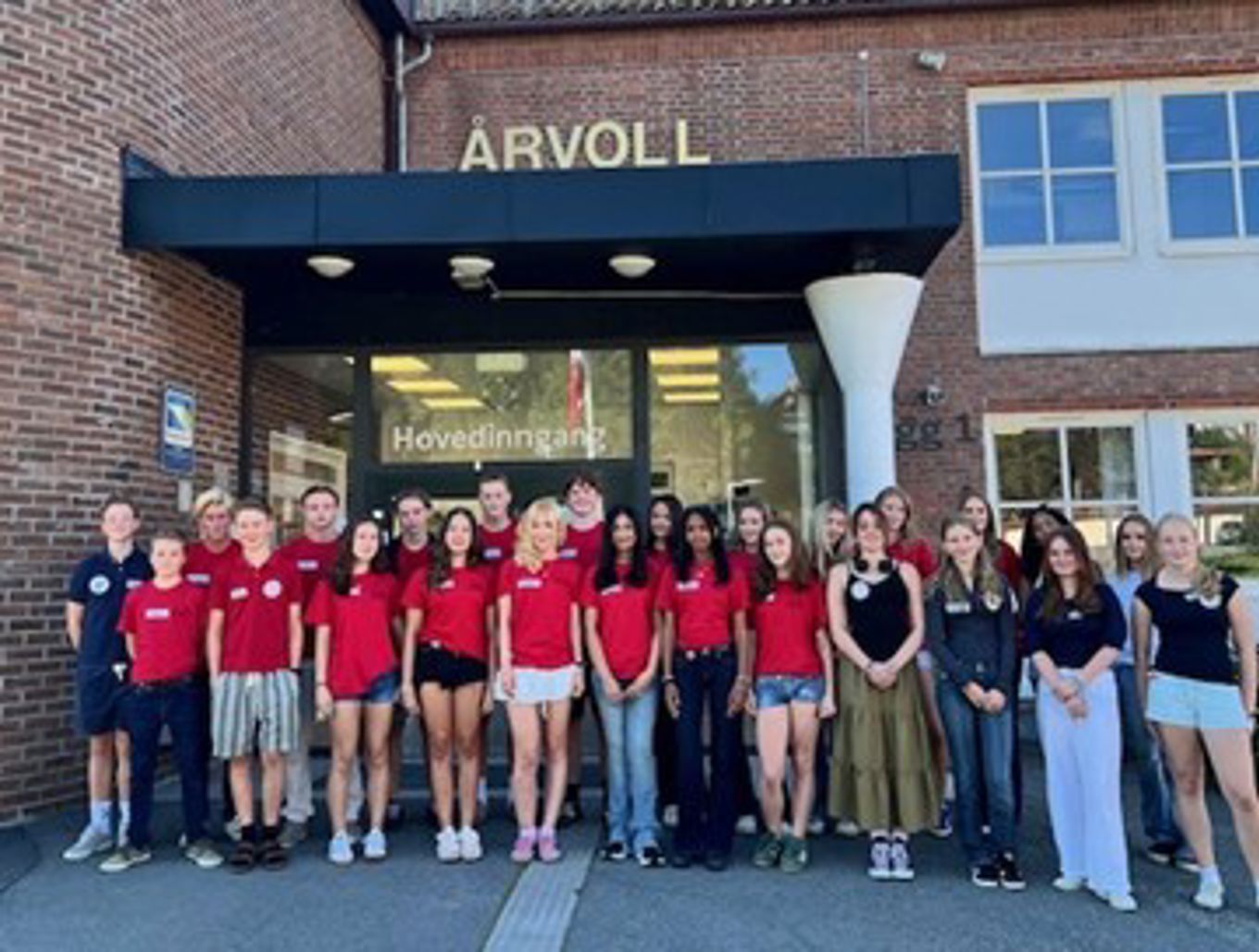 en gruppe mennesker som poserer for et bilde foran en bygning en gruppe mennesker som poserer for et bilde foran en bygning